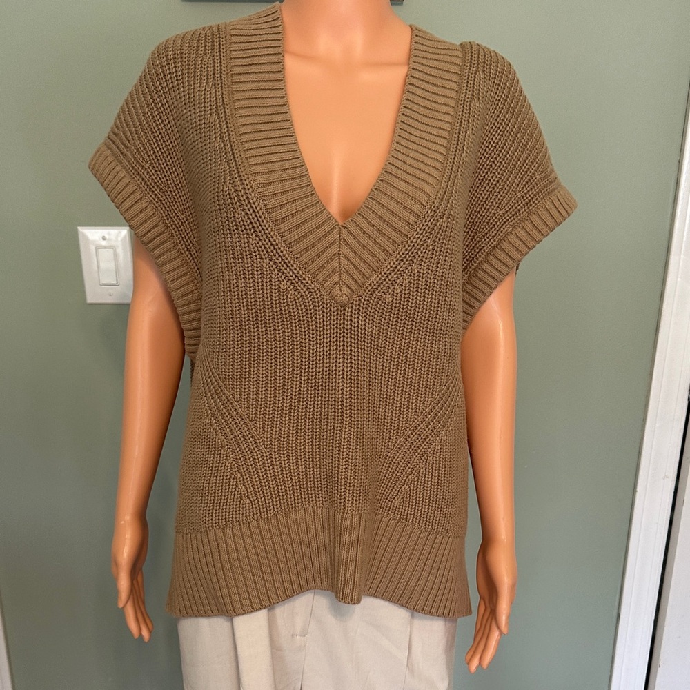 Banana Republic Knit V-Neck Sweater Vest in Camel Brown. Organic Cotton